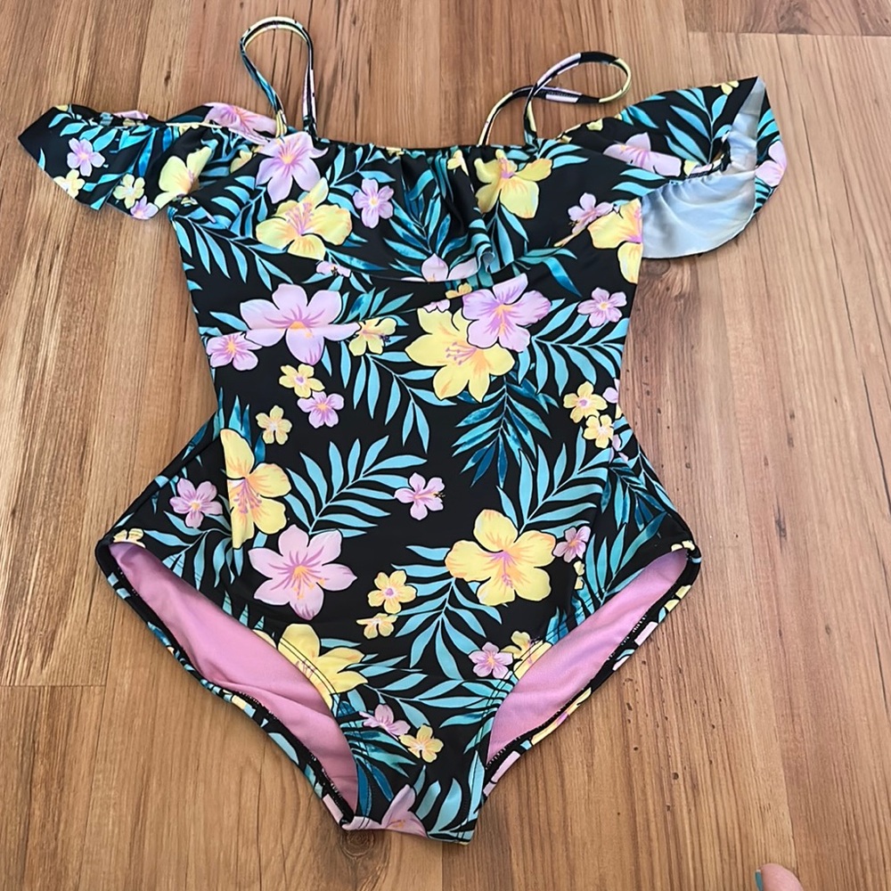 Breaking‎ Waves Floral girls Swimwear